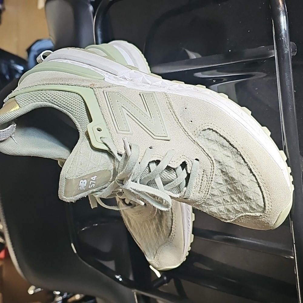 Women's New Balance - Picture 3 of 6
